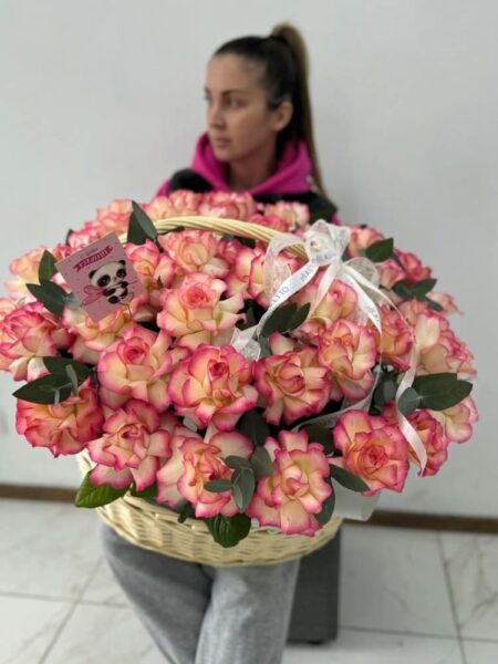 Корзина с 51 WOW розы и эвкалиптом