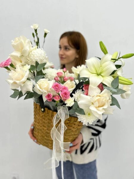 Корзина авторская с хризантемой, лилией и белой французской розой