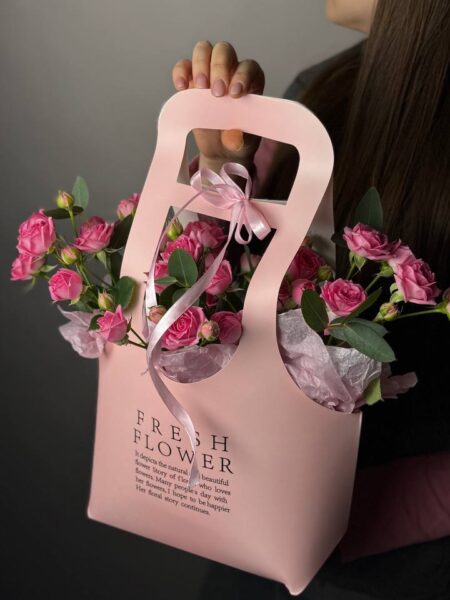 Сумочка с кустовой розой и эвкалиптом