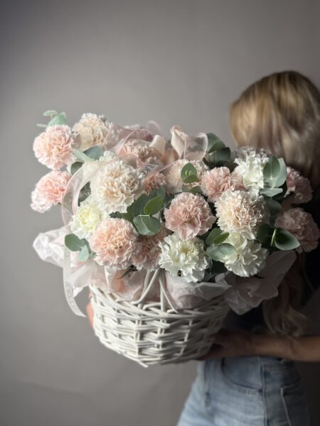 51 диантус (гвоздика) в корзине с эвкалиптом