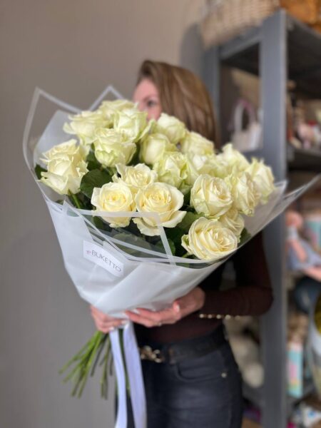 букет из 21 белой розы